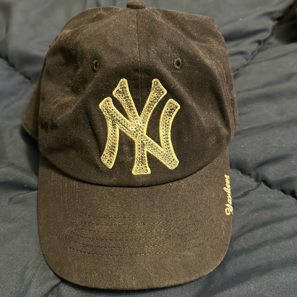 NY Yankee woman’s baseball cap with sequin logo